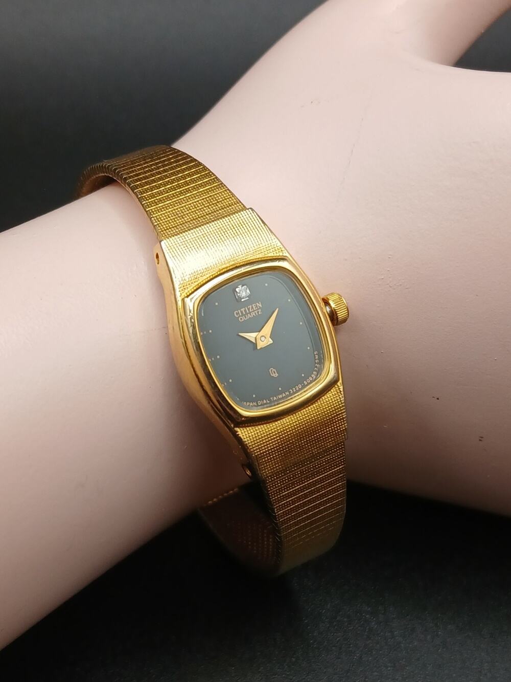 VTG Citizen Ladies Gold Quartz Dress Watch Black Dial Original Hologram Sticker